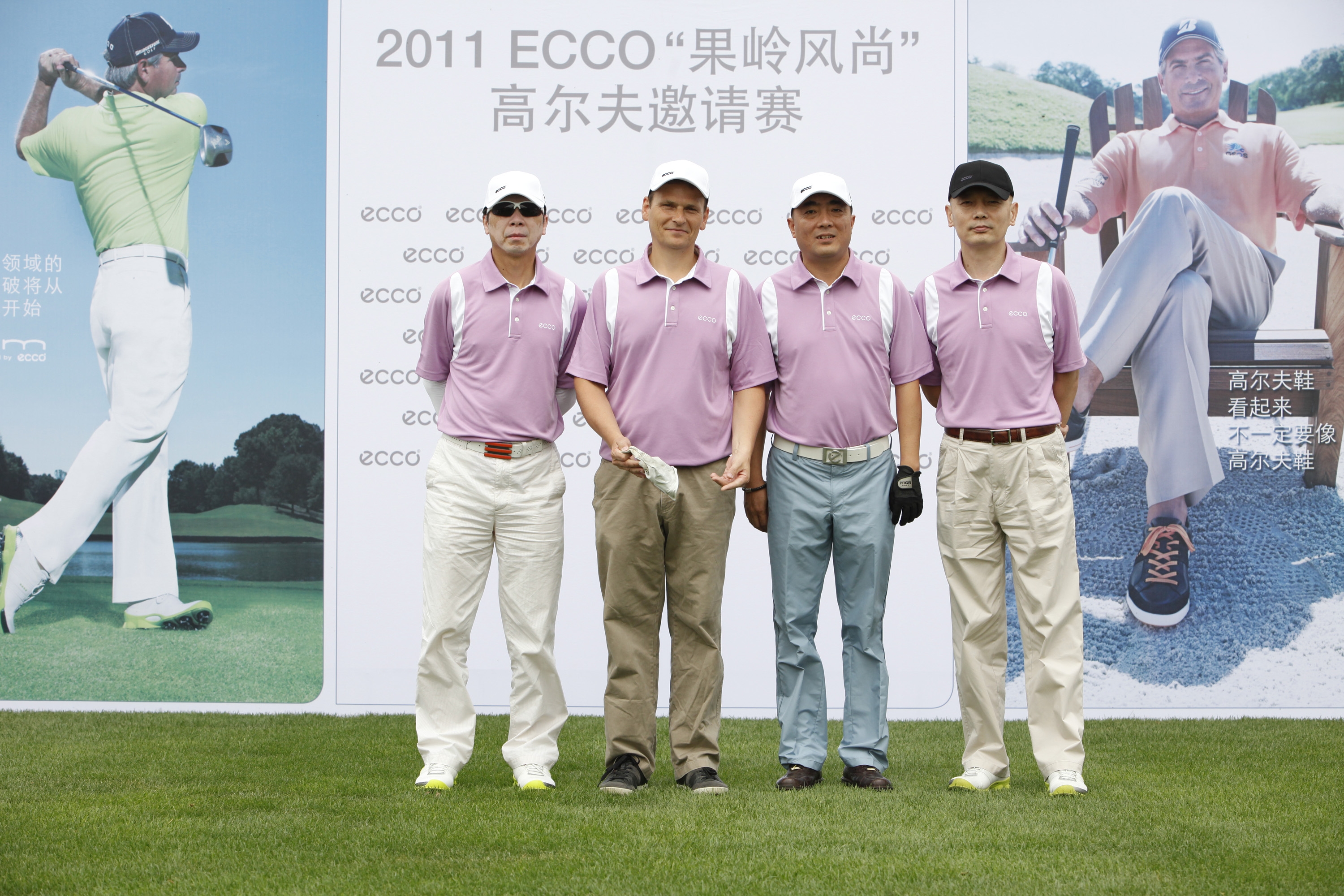 2011 ECCO&ldquo;果岭风尚&rdquo;高尔夫邀请赛开球嘉宾合影（从左到右）：著名导演冯小刚、ECCO全球品牌及产品执行副总裁Andreas Wortmann先生、北京爱步商贸有限公司董事长李香山先生、著名演员葛优